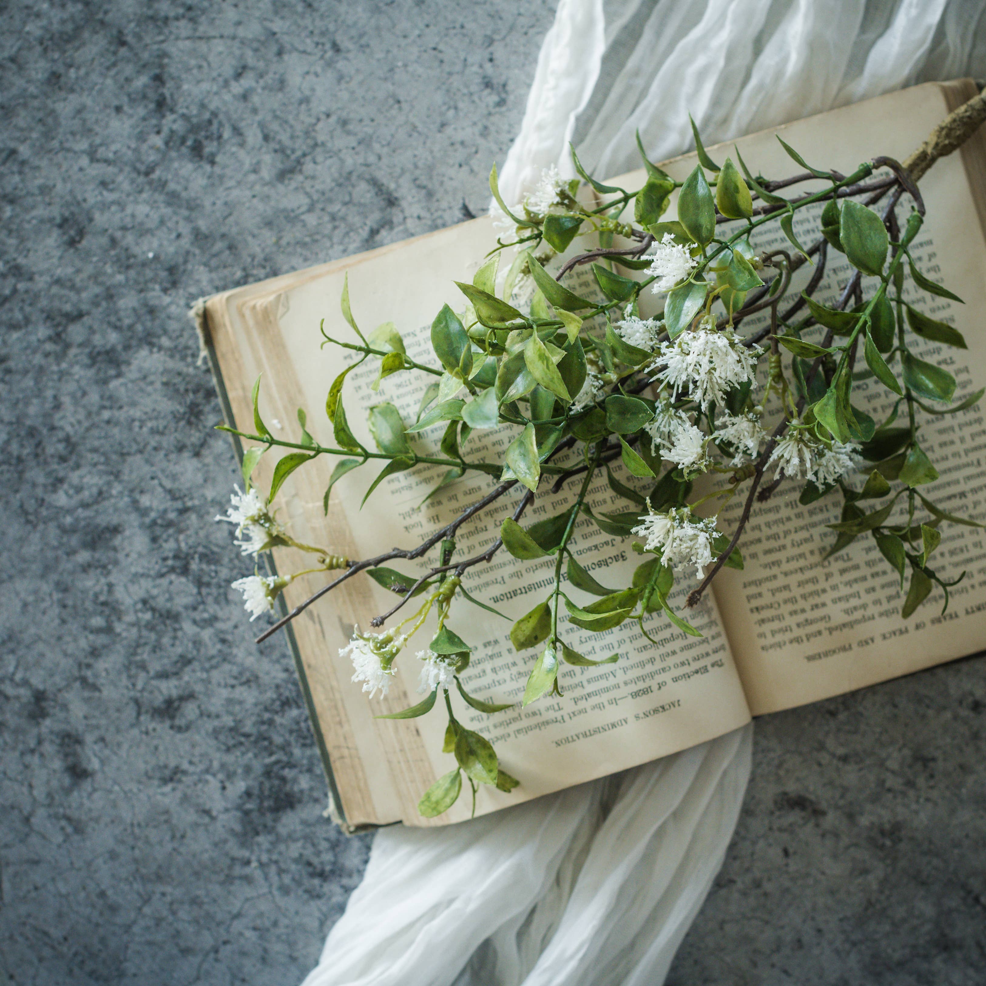 18" Ivy & Tea Leaf with White Flowers Spray