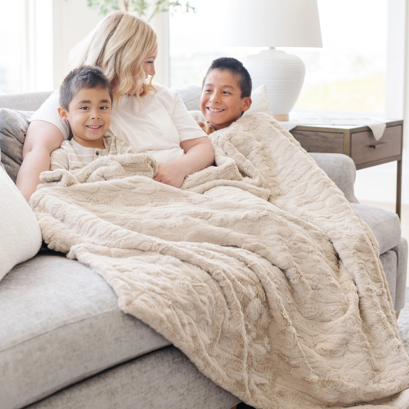 Luxury Faux Fur Throw Blanket: Buff