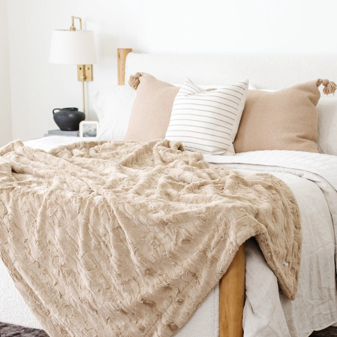 Luxury Faux Fur Throw Blanket: Buff