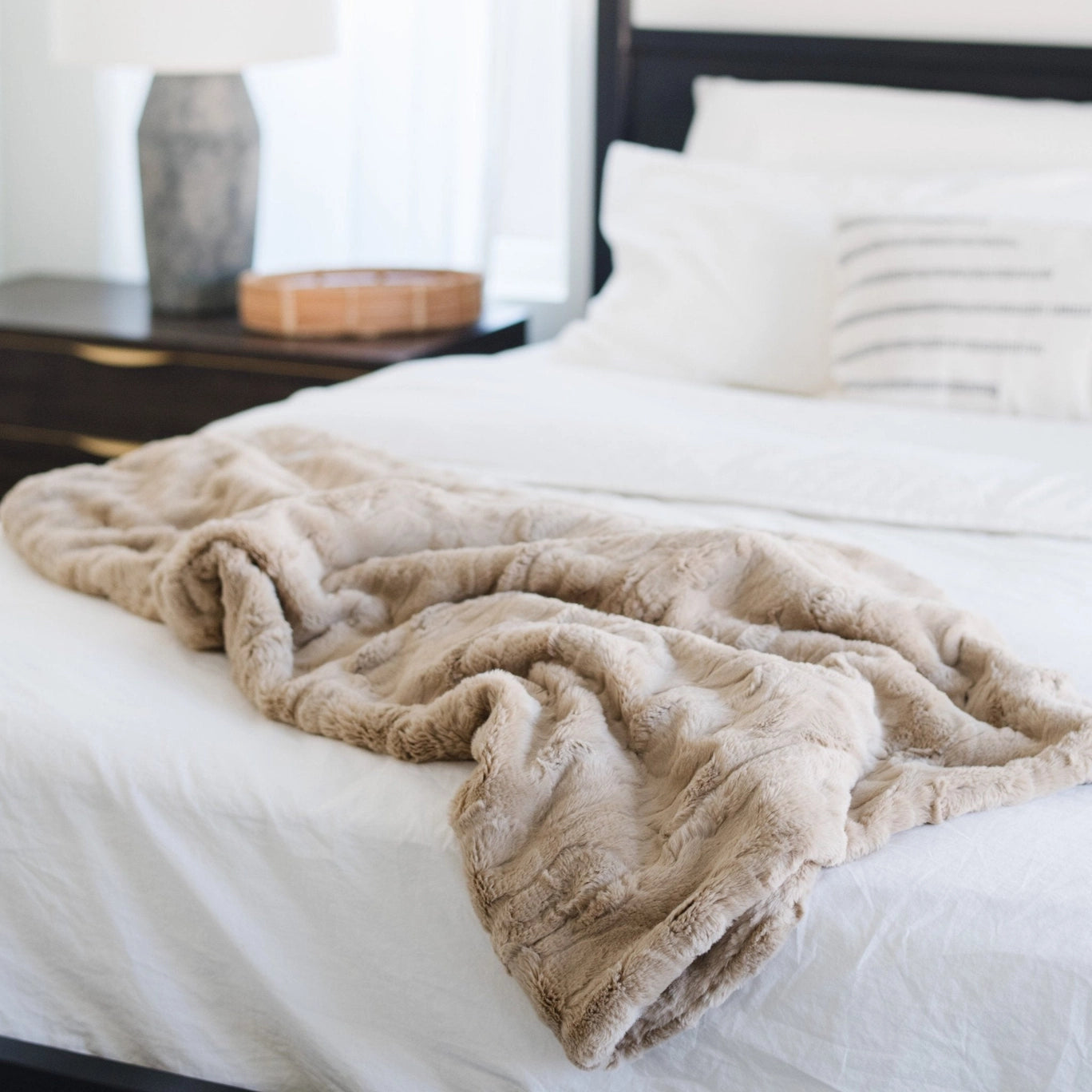 Luxury Faux Fur Throw Blanket: Buff